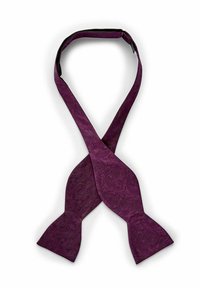 Lila mönstrad fluga med en sidenliknande textur, prydd med ett paisleymönster och två breda ändar, sammankopplade av ett svart justerbart band.