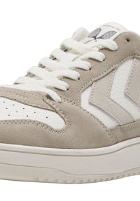 Hellgraue Wildleder- und weiße Leder-Sneaker mit perforierter Zehenbox, genähten Details, weißen Schnürsenkeln und einer strukturierten Gummisohle.
