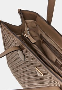 Borsa a tracolla beige intrecciata con design strutturato, dotata di scomparto con zip e hardware dorato. Interno foderato con tessuto a motivi.