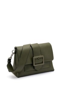 Borsa a tracolla in pelle verde oliva con forma rettangolare, una patta pieghevole, un grande dettaglio con fibbia e una tracolla regolabile. Superficie testurizzata.