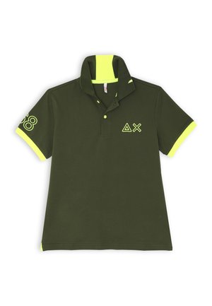 Polo shirt verde scuro con accenti gialli sul colletto e sulle maniche, dotato di una chiusura con bottoni e decorazioni grafiche sul petto e sulla manica.
