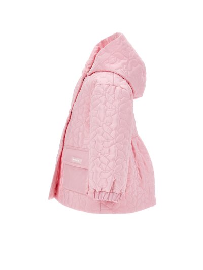 Quiltet rosa jakke med hette, elastiske mansjetter, og en frontlomme. Materialet har en glatt tekstur med pregede blomster mønstre.