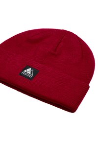 Czerwona, dziergana czapka z prążkowanym wzorem, z czarną metką z białym logo. Czapka ma złożony mankiet u dołu.