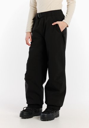 Zwarte, losse broeken met een elastische tailleband en een verstelbare riem. Voorzien van een zijritszak en elastische boorden bij de enkels.