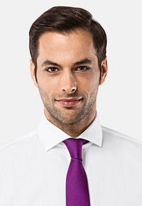 Wit overhemdd met een gestructureerde kraag en een textuur paars stropdas. De achtergrond is neutraal, waardoor het overhemd en de stropdas worden benadrukt.