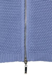 Lichtblauwe gebreide trui met ritssluiting, voorzien van een textuurpatroon, een zilveren ritssluiting en geribbelde boorden aan de zoom.