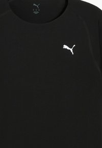 Sort atletisk skjorte med et hvidt Puma-logo på fronten. Kraven er rund, og stoffet fremstår glat og strækbart.