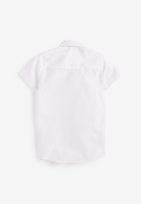 Chemise blanche à manches courtes, texture lisse, boutonnage au dos, ourlet courbé, sans motifs ni accents, fabriquée dans un tissu léger.