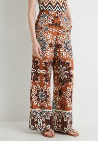 Koton BELTED POCKET DETAIL PATTERNED WIDE LEG - Broek - brown