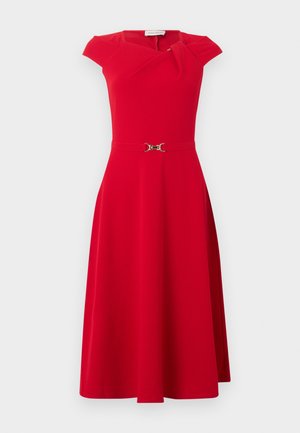 Robe rouge sans manches en forme de ligne A avec une taille cintrée et un petit détail de boucle dorée, présentant un col enveloppant et des manches courtes.