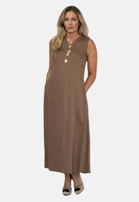 Brązowa bezrękawnikowa sukienka maxi o prostym kroju, z guzikiem z przodu i bocznymi kieszeniami. Gładki materiał o subtelnym połysku.