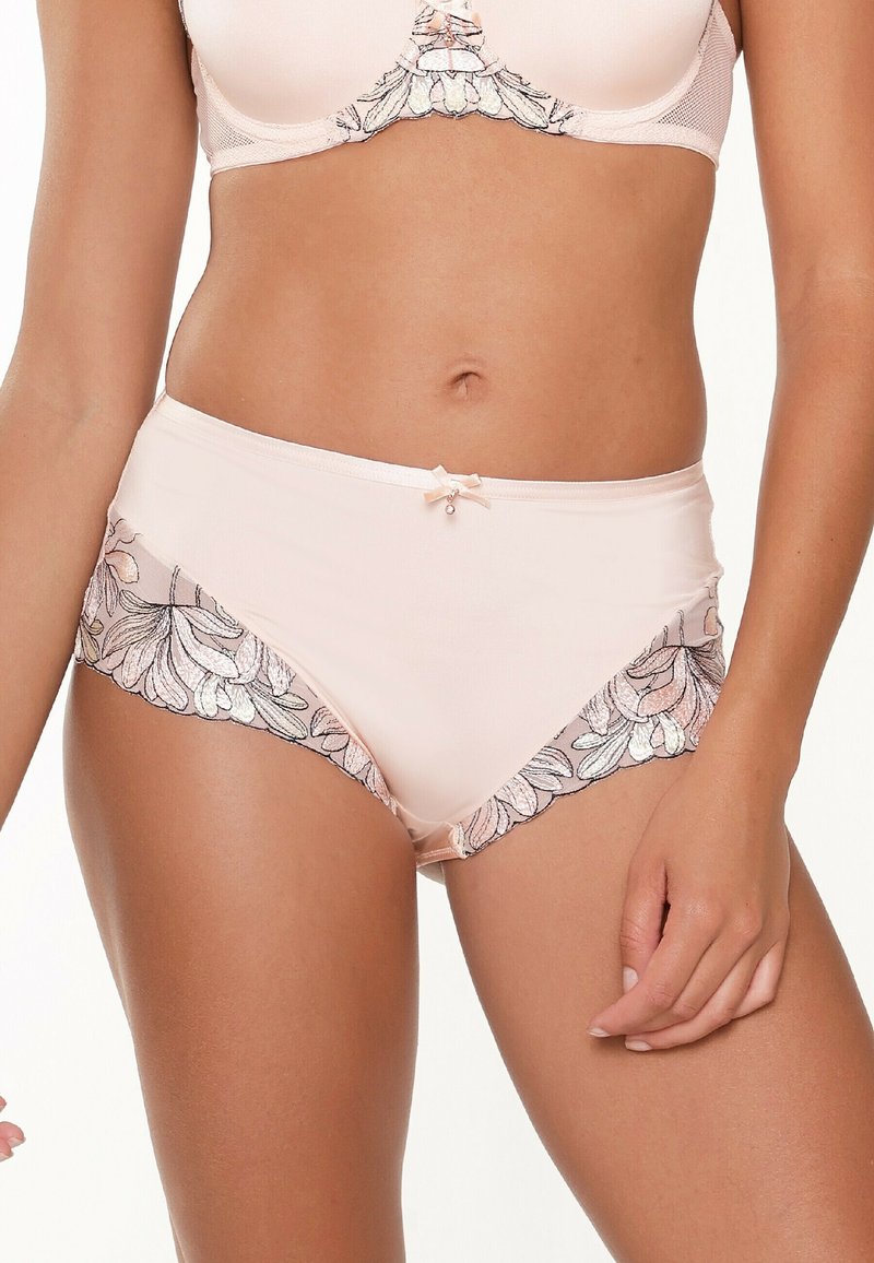 Lichtroze high-waisted onderbroek met bloemige kantafwerking, voorzien van een klein strikdetail aan de voorkant. Glad stof met een zachte textuur.