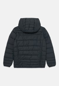 Schwarze Pufferjacke mit Kapuze, gesteppter Optik und genähten Akzenten sowie elastischen Bündchen. Die Rückansicht zeigt den strukturierten Stoff und die Nähte.