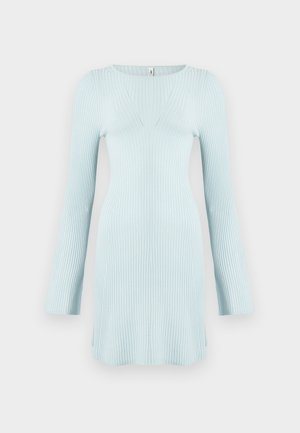 Vestido de punto acanalado en azul claro, con mangas largas, escote en V y aberturas laterales en el dobladillo para mayor detalle y movimiento.