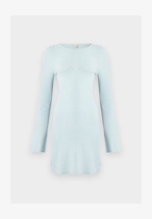 Világoskék bordázott kötött ruha, hosszú ujjal, V-nyakkivágással, és az alján oldalsó hasítékokkal a részletgazdagság és a mozgás fokozásáért.