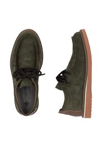 Zapatillas de ante verde oliva con un acento de cuero marrón, puntera redonda, costuras en tono y suela de goma con textura antideslizante.