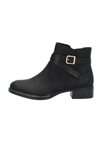 Botas negras hasta el tobillo con un acabado de cuero suave, un tacón bajo apilado y una correa decorativa con un hebilla dorada. Detalle de costura decorativa.