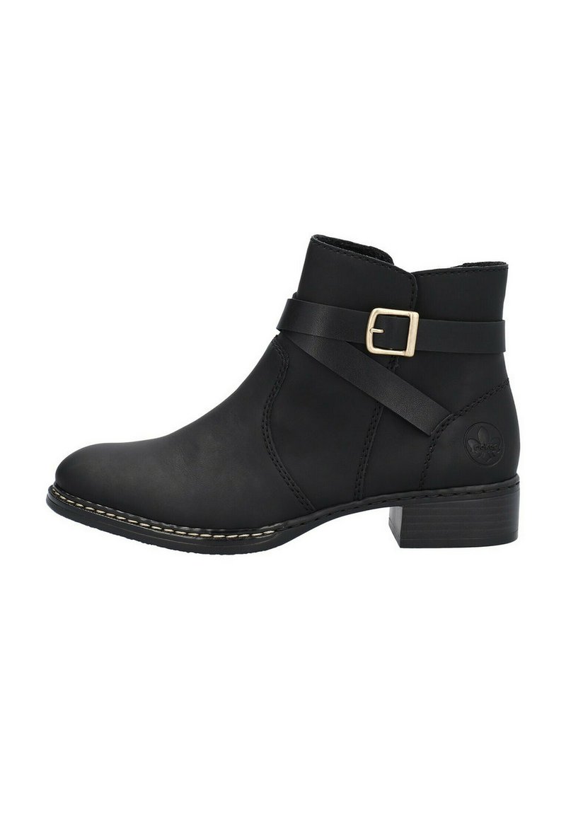 Botas negras hasta el tobillo con un acabado de cuero suave, un tacón bajo apilado y una correa decorativa con un hebilla dorada. Detalle de costura decorativa.