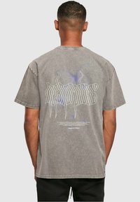 MJ Gonzales METAMORP - T-shirts print - asphalt