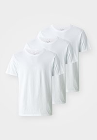 T-shirts en coton blanc, col rond, manches courtes, coupe décontractée, paquet de trois. Texture lisse avec un minimum de marquage près du col.