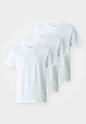Beli bombaži T-majice, okrogli ovratnik, kratki rokavi, sproščen kroj, trojni paket. Gladka tekstura z minimalnim blagovnim znamčenjem blizu ovratnika.