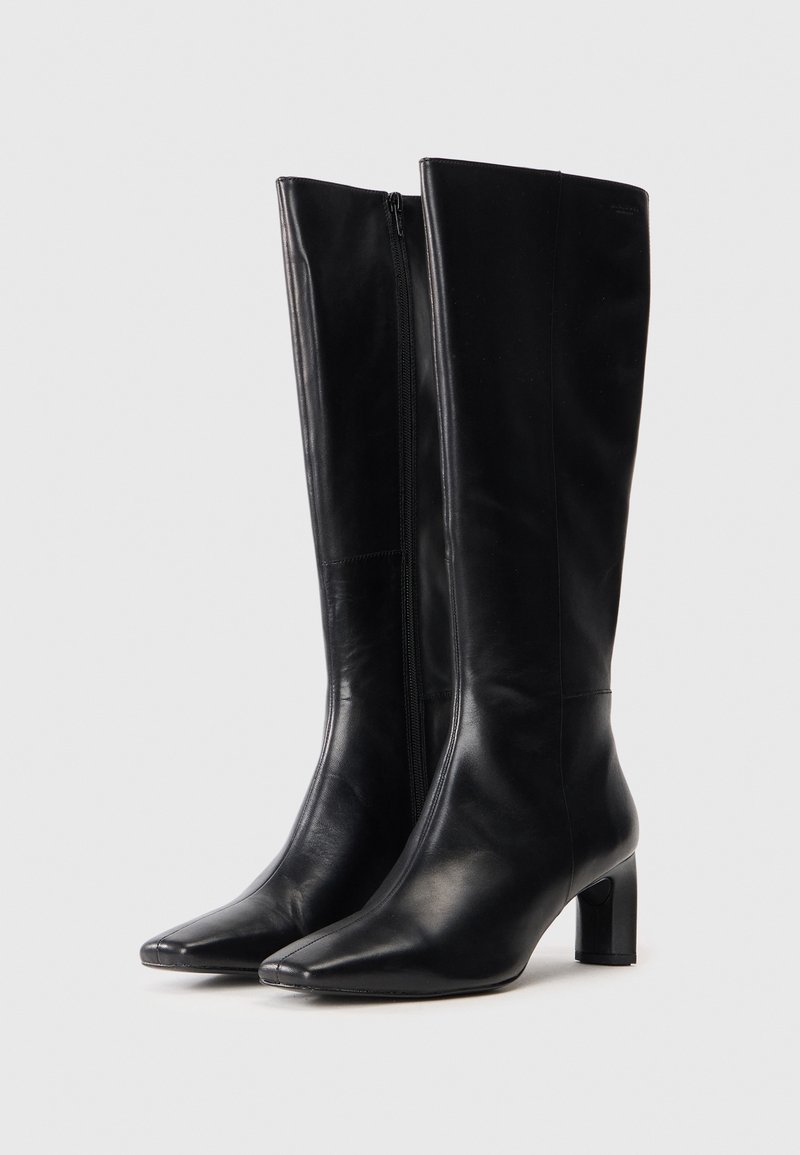 Czarne skórzane botki sięgające za kolano, z ostrym noskiem, słupkowym obcasem i zamkiem błyskawicznym po wewnętrznej stronie dla łatwego zakładania. Gładka faktura i minimalistyczny design.