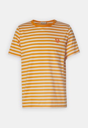 Kortærmet T-shirt med vandrette orange og hvide striber og et lille orange blomsterlogo på øverste venstre bryst.