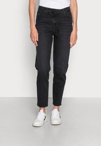 Calvin Klein Jeans MOM JEAN - Calças de ganga de corte relaxado - denim black
