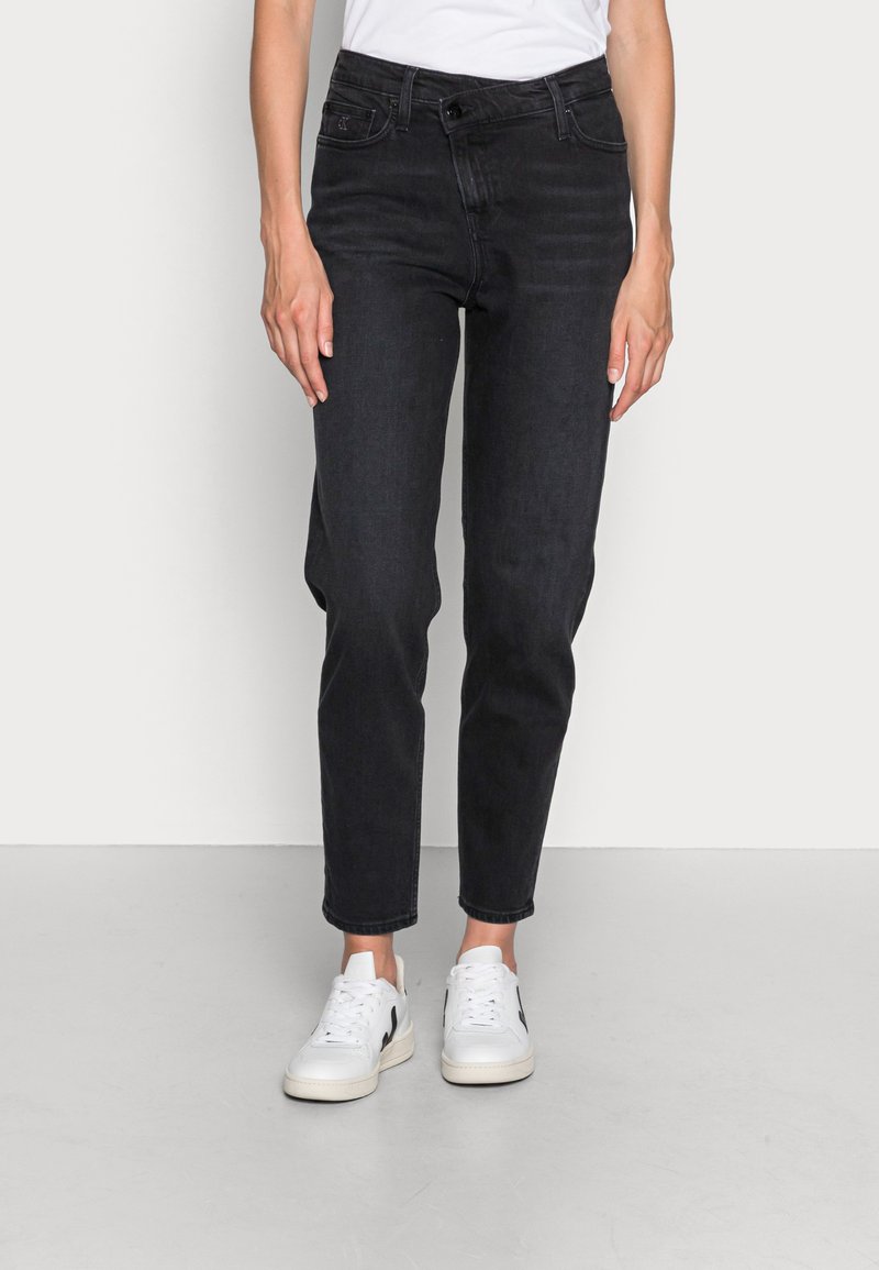 Calvin Klein Jeans MOM JEAN - Calças de ganga de corte relaxado - denim black