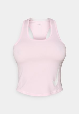 Lyserød Nike sportstanktop lavet af glat, elastisk stof. Har racerback-design og et hvidt Nike-logo på siden.