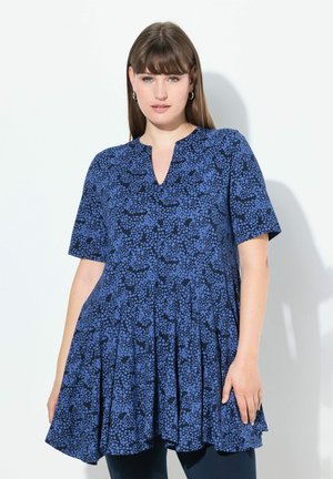 Blau bedrucktes Kleid mit kurzen Ärmeln, V-Ausschnitt und ausgestelltem Schnitt, das ein Muster aus dunkelblauen Flecken auf einem hellblauen Hintergrund zeigt.