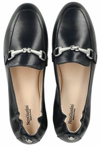 Mocassins en cuir noir avec un détail en chaîne argentée, bout arrondi et ouverture élastique pour un ajustement sécurisé. L'intérieur présente le logo de la marque.