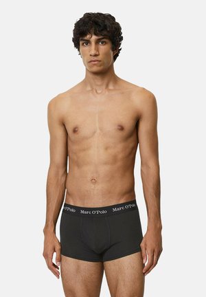 Schwarze Baumwoll-Boxershorts mit einem Logo-Gummibund, die eine enge Passform und eine glatte Textur bieten. Keine sichtbaren Muster oder Akzente.
