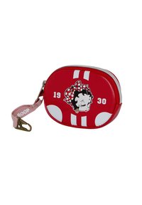 Funda ovalada roja con un personaje de dibujos animados que tiene un lazo de puntos, acentos blancos, un cierre de cremallera y una correa rosa con el texto "BOOP".