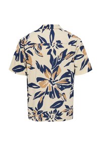 Camisa de manga corta en color crema con un estampado floral en azul marino y marrón. Presenta un cuello con muesca y un corte relajado. Tejido texturizado con un patrón sutil.