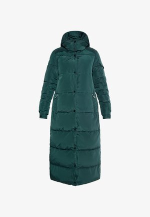Lange groene pufferjas met een capuchon, voorzien van een gequiltde textuur, knopen aan de voorkant, zijzakken en een rechte silhouet.