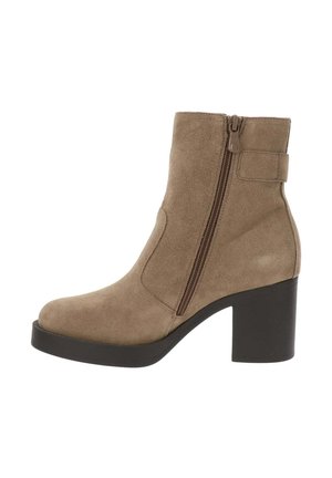 Bottines en suédine marron avec un bout arrondi, une fermeture éclair sur le côté, un épais talon noir et un détail de lanière à la cheville. Texture lisse, design moderne.