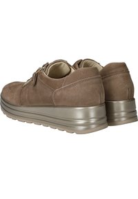 Bruine suede schoenen met een gladde metallic tussenzool, voorzien van een ritsluiting en een ronde neus. De buitenzool heeft een gestructureerd grippatroon.