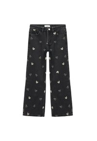 Schwarze weite Jeans mit verstreuten hellgrauen Herzmustern, frontalen Taschen, Knopf und Gürtelschlaufen.