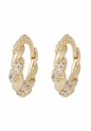 Guldörhängen med en snodd design, prydda med små klara stenar och texturerade pärlor längs kurvan.