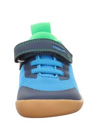 Baskets pour enfants bleues et vertes avec lacets élastiques bleus, bride Velcro noire et semelle marron, vues de face.