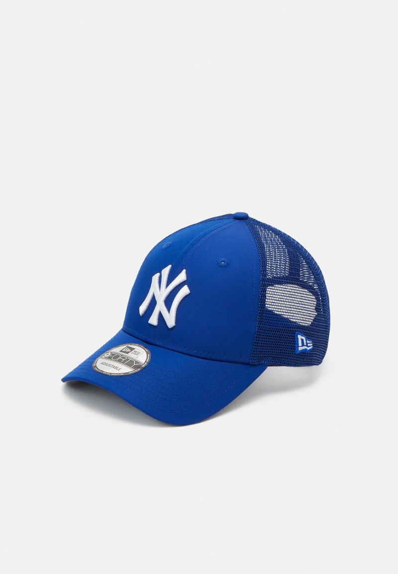 Casquette de baseball bleue avec logo blanc des New York Yankees, panneaux arrière en mesh et sangle réglable, présentée sur un fond neutre.