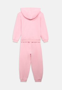 Σετ ροζ φούτερ με κουκούλα και παντελόνι φόρμας. Κατασκευασμένο από απαλό ύφασμα, διαθέτει κουκούλα, μακριά μανίκια και ελαστικές μανσέτες και ζώνη μέσης. Απλός σχεδιασμός, χωρίς σχέδια.