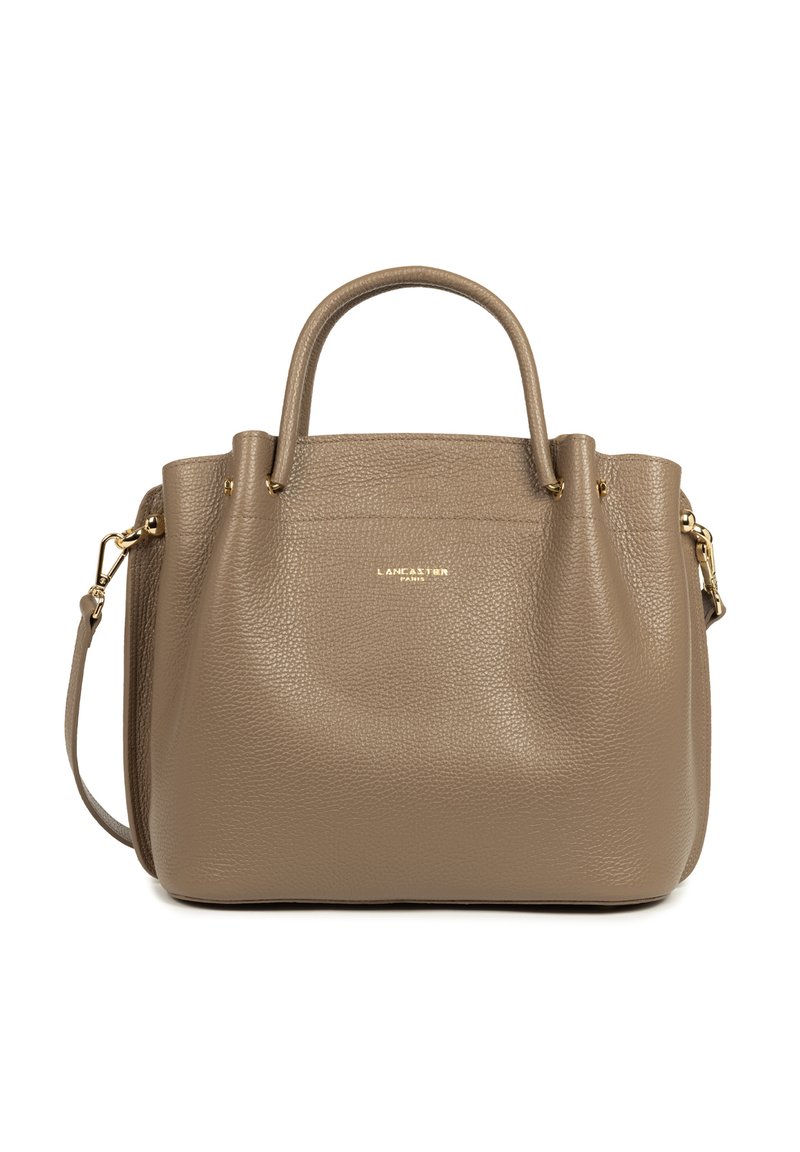 Sac à main en cuir texturé taupe avec deux poignées, bandoulière amovible et petit logo doré "Lancaster Paris" centré sur le devant.