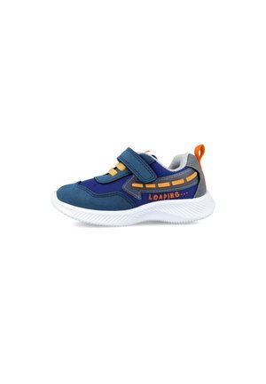 Zapatilla deportiva azul y gris con parte superior de malla, correa de velcro y acentos en naranja contrastante. Presenta el texto "CARGANDO..." a lo largo del costado. Suela blanca.