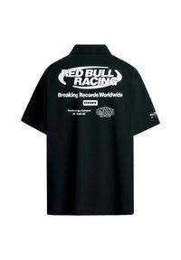 Zwarte korte mouwen overhemd met een kraagontwerp. Voorzien van witte tekst: "RED BULL RACING," "Breaking Records Worldwide," en logo's op de achterkant.