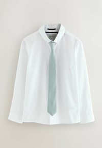 Bela majica z dolgimi rokavi, gumbi na ovratniku in svetlo zeleno kravato. Gladek material, krojena paša, s kontrastnimi manšetami.