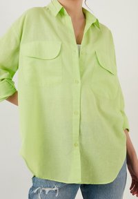 LELA Button-down blouse - green