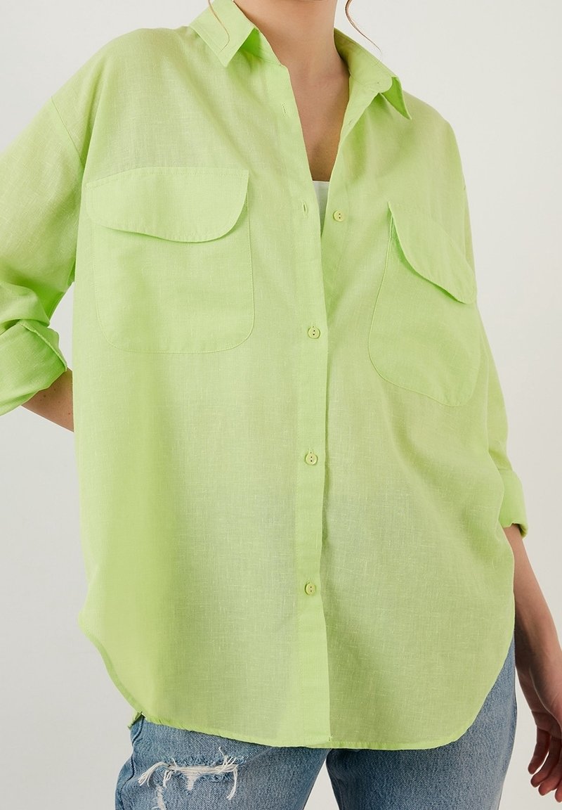 LELA Button-down blouse - green