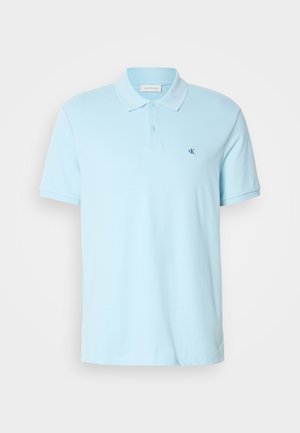 Polo shirt azzurro chiaro in cotone, con colletto classico, placket con due bottoni e piccolo logo ricamato sul petto.